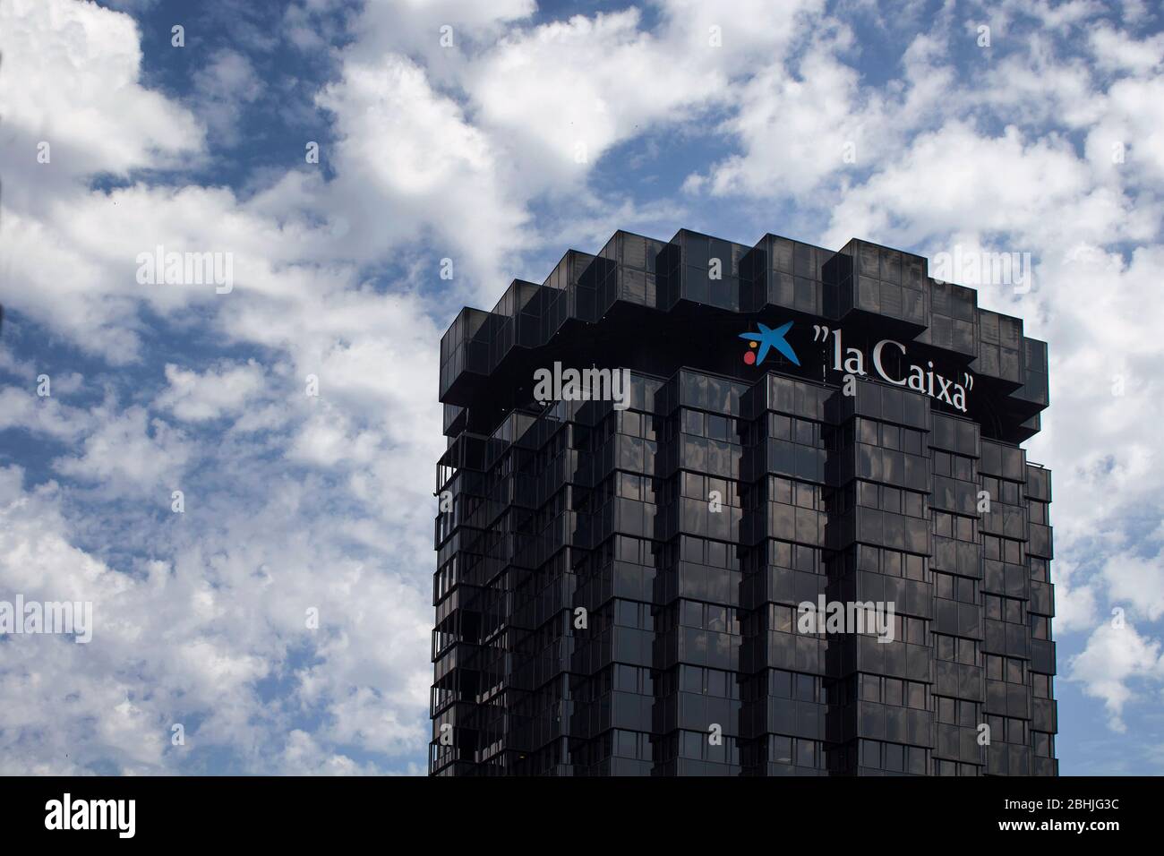 Vue de dessous du siège de la célèbre banque espagnole à Barcelone avec fond bleu ciel nuageux. C'est une journée d'été ensoleillée. Banque D'Images