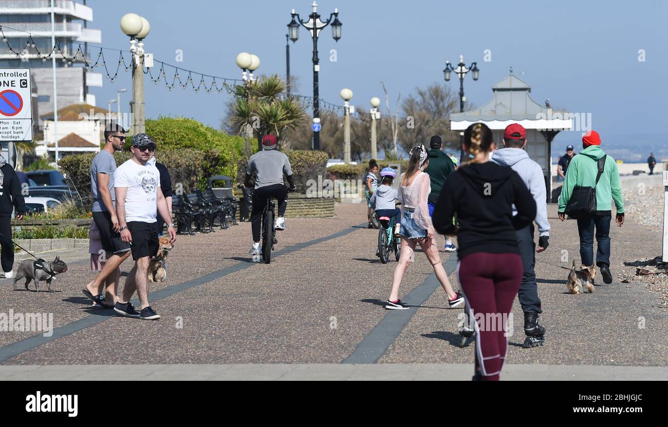 Worthing UK 26 avril 2020 - les visiteurs apprécient l'exercice de maintien dans le soleil chaud sur Worthing front de mer oday pendant qu'ils prennent l'exercice pendant la crise pandémique de Coronavirus COVID-19 . Crédit: Simon Dack / Alay Live News Banque D'Images