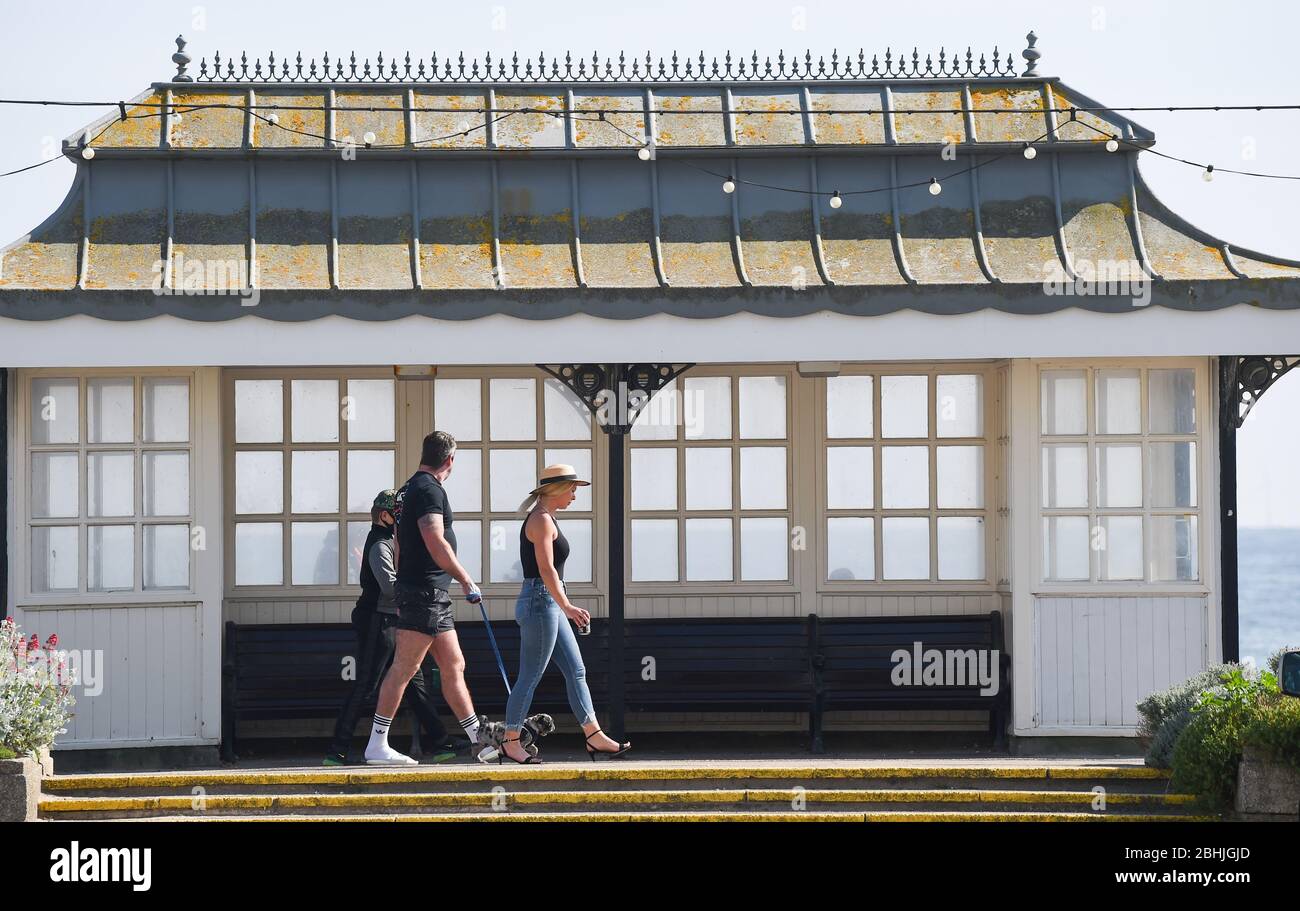Worthing UK 26 avril 2020 - les visiteurs apprécient l'exercice de maintien dans le soleil chaud sur Worthing front de mer oday pendant qu'ils prennent l'exercice pendant la crise pandémique de Coronavirus COVID-19 . Crédit: Simon Dack / Alay Live News Banque D'Images