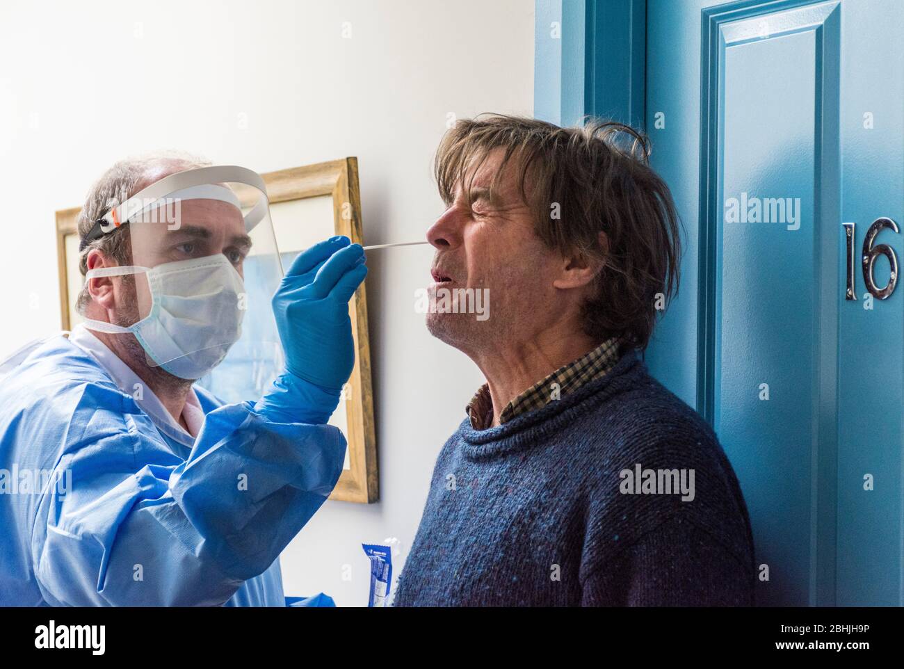 Ardara, Comté de Donegal, Irlande. 26 mars 2020. Un homme est testé pour le coronavirus Covid-19, à l'extérieur de son appartement. Le gouvernement a déclaré l'objectif de « faire des essais en grande pompe » en Irlande, avec des essais effectués aujourd'hui à la maison Saint-Shanaghan, une association de logements protégés. Banque D'Images