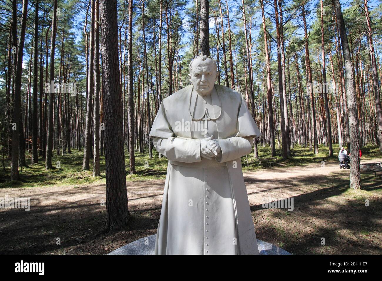 Piasnica, 26. Avril 2020 statue du Pape Jean-Paul II (Jan Pawel II, Karol Wojtyla) aux massacres de Piasnica place commémorative est vu à Piasnica, dans le nord de la Pologne, le 26 avril 2020 les massacres de Piasnica ont été des exécutions massives effectuées par les Allemands, pendant la seconde Guerre mondiale, entre l'automne 1939 et le printemps 1940. Le nombre exact de personnes assassinées varie entre 12 000 et 14 000 victimes. La plupart d'entre eux étaient des intellectuels polonais de la Poméranie, mais des Polonais, des Juifs, des Tchèques et des détenus allemands d'hôpitaux mentaux ont également été assassinés. © Vadim Pacajev / Alay Live News Banque D'Images