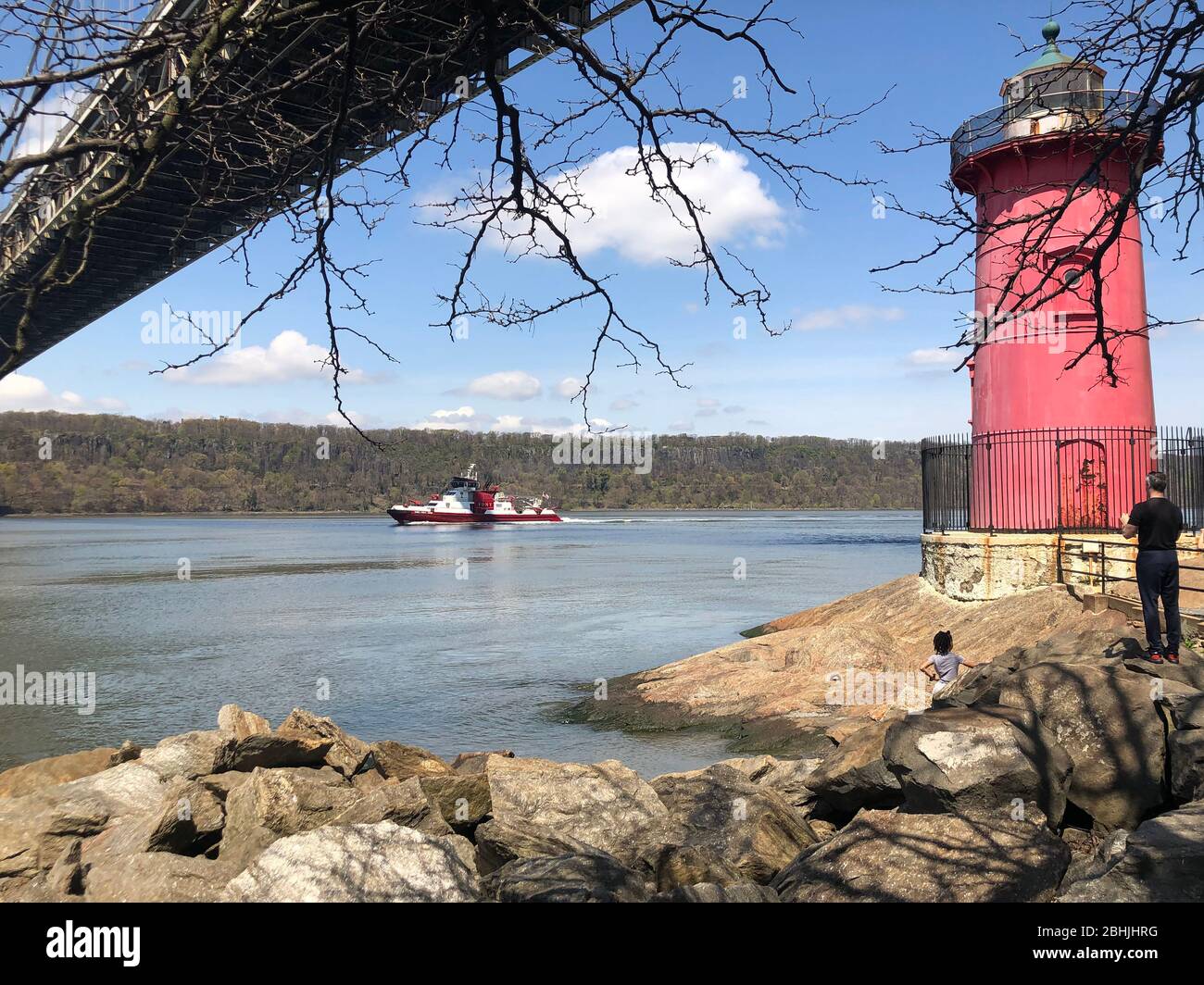 New York, États-Unis. Avril 2020. Le bateau du service d'incendie de New York est en cours sur le fleuve Hudson sous le pont George Washington depuis le phare Little Red. Jeffr Banque D'Images