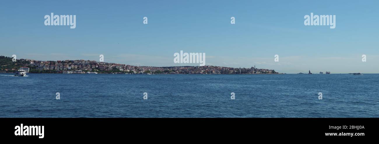 Vue panoramique sur la partie asiatique d'Istanbul depuis la mer. Banque D'Images