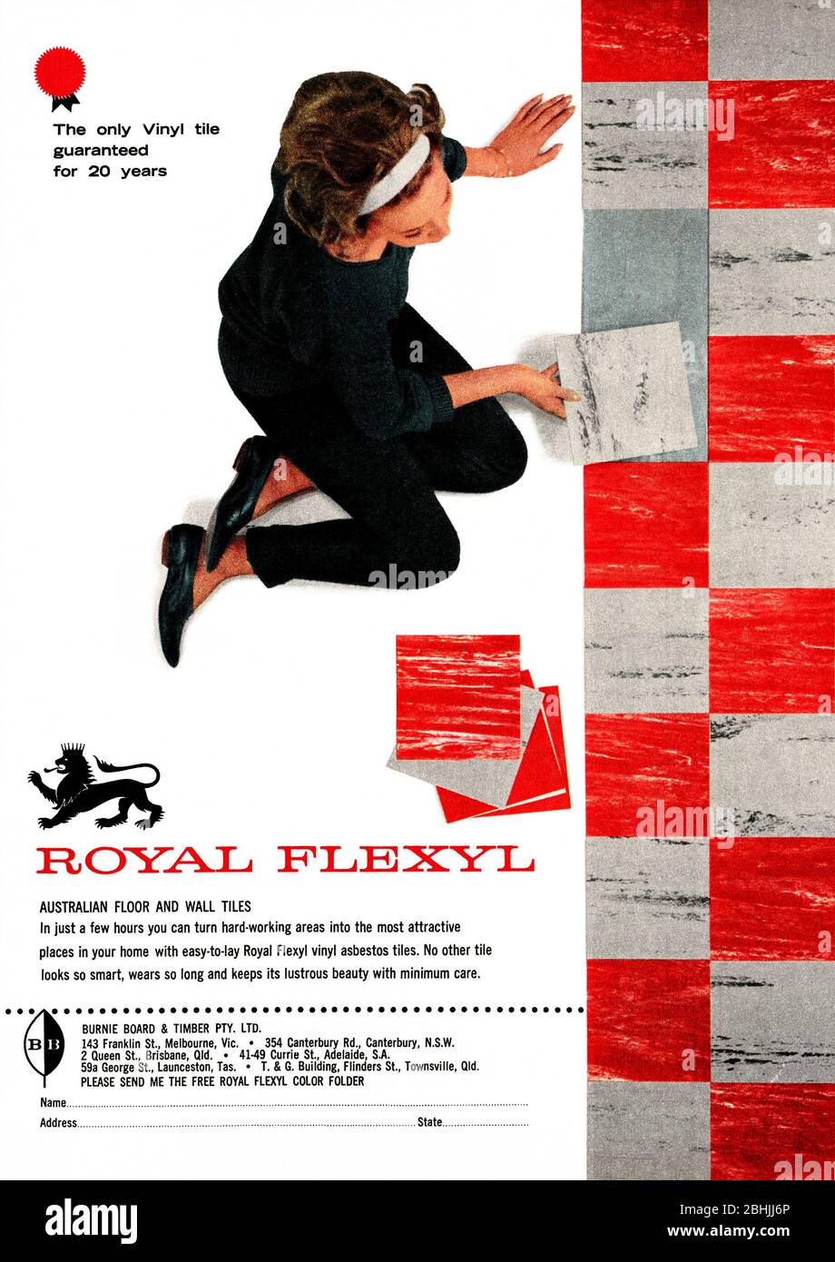 Une publicité des années 1960 pour les tuiles de sol en vinyle Royal Flexil – elle est apparue dans un magazine australien en 1963. La photo montre une femme qui pose les tuiles dans un motif rouge et gris contrastant de damier. La copie favorise les tuiles aussi faciles à poser mais aussi – de manière alarmante par la connaissance actuelle – indique que les tuiles contiennent de l'amiante. Les tuiles ont été faites par Burnie Board et Timber of Burnie, Tasmanie. Banque D'Images