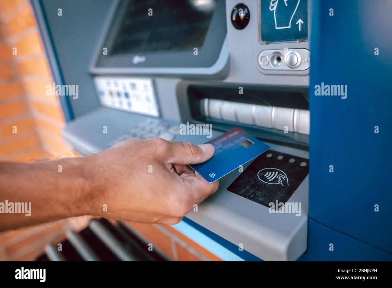 Retrait sans contact d'un guichet automatique par carte de crédit, concept financier Banque D'Images