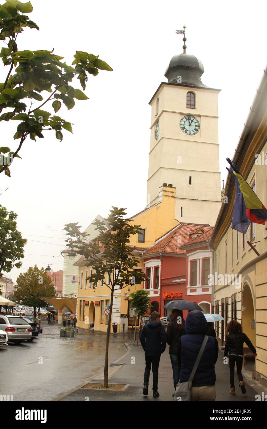 Sibiu, Roumanie. Le Turnul Sfatului (Hermannstädter Ratsturm) du XIIIe siècle dans la vieille ville. Banque D'Images