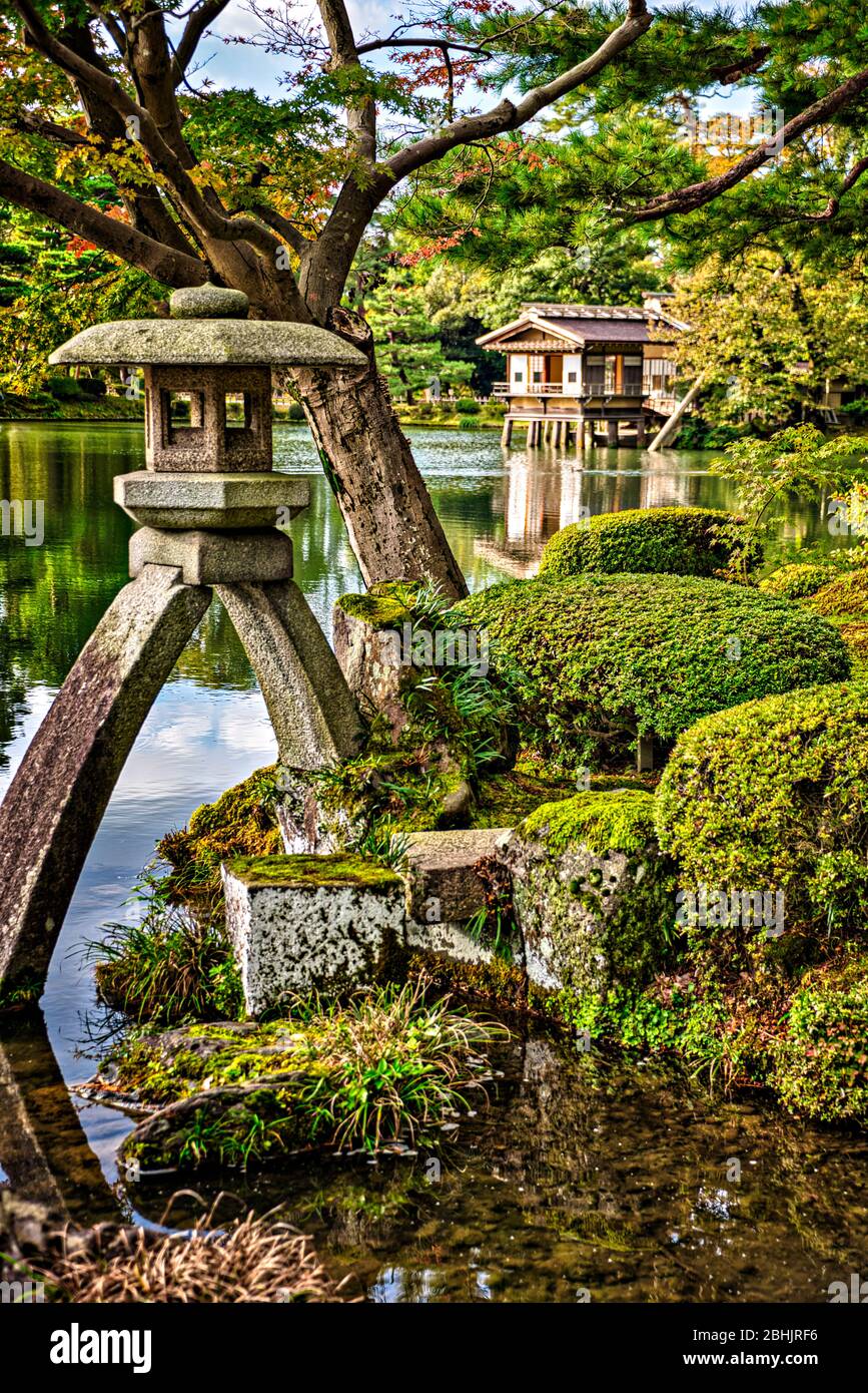 Étang de Kasumi, jardin de Kenroku-en à Kanazawa, Japon. Banque D'Images