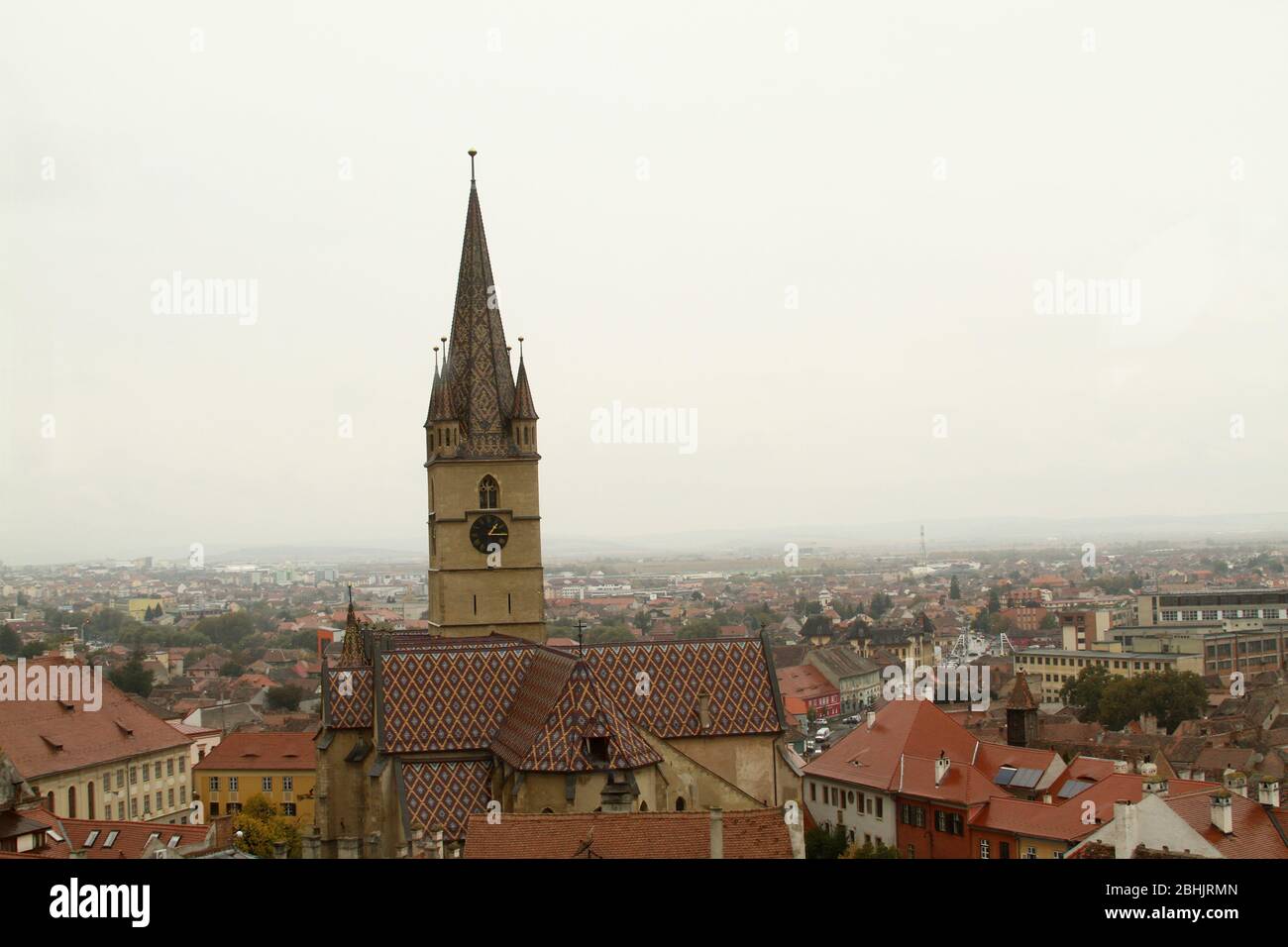 Sibiu, Roumanie. Vue sur la vieille ville, avec la cathédrale Sainte-Marie-Luthérienne du XIIe siècle dans le centre. Banque D'Images