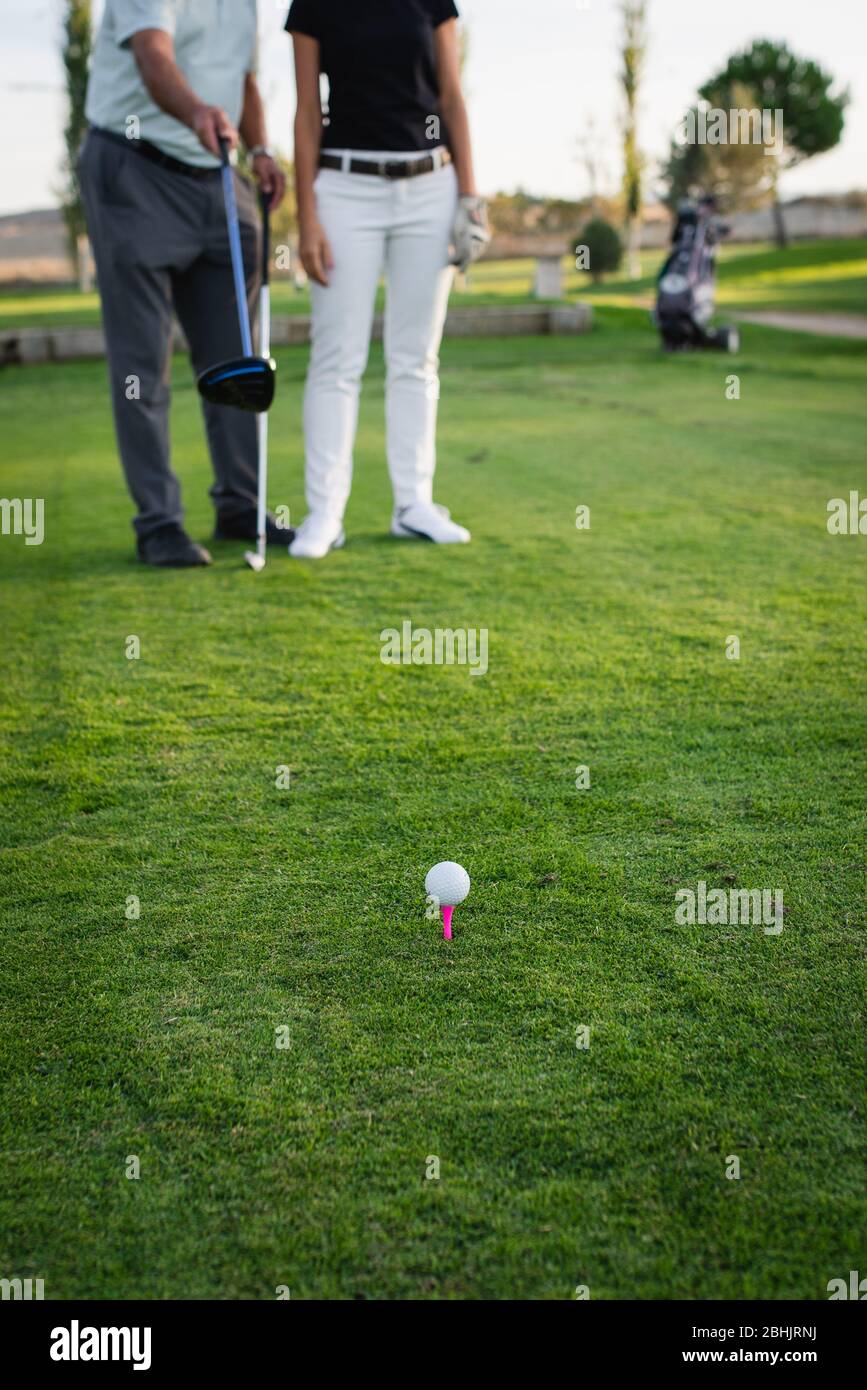 Tee avec une balle de golf sur un parcours vert Banque D'Images