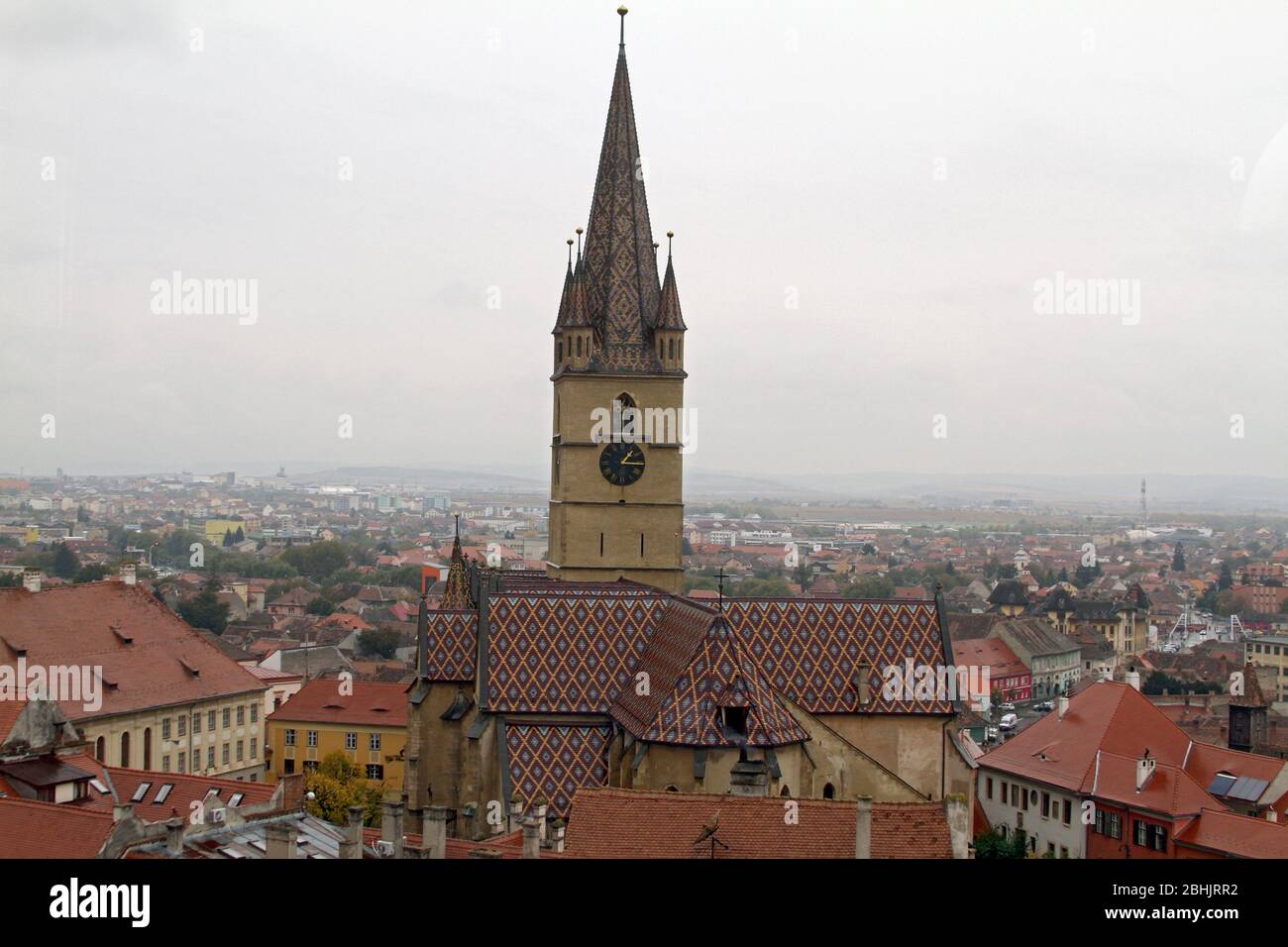 Sibiu, Roumanie. Vue sur la vieille ville, avec la cathédrale Sainte-Marie-Luthérienne du XIIe siècle dans le centre. Banque D'Images