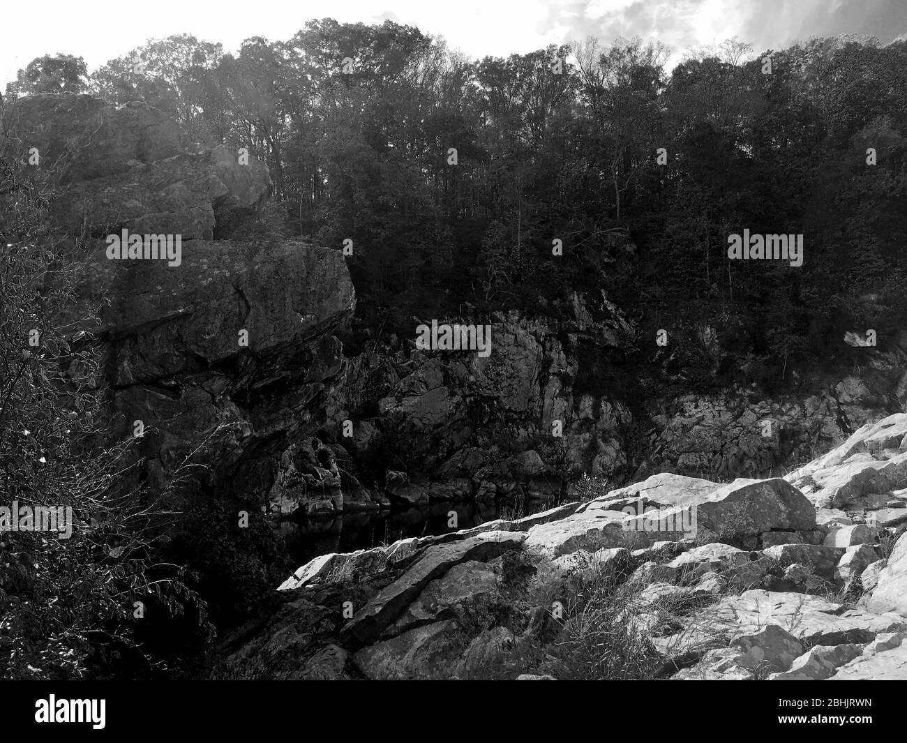 Photo en noir et blanc de Cliffside dans le parc national de Great Falls Banque D'Images