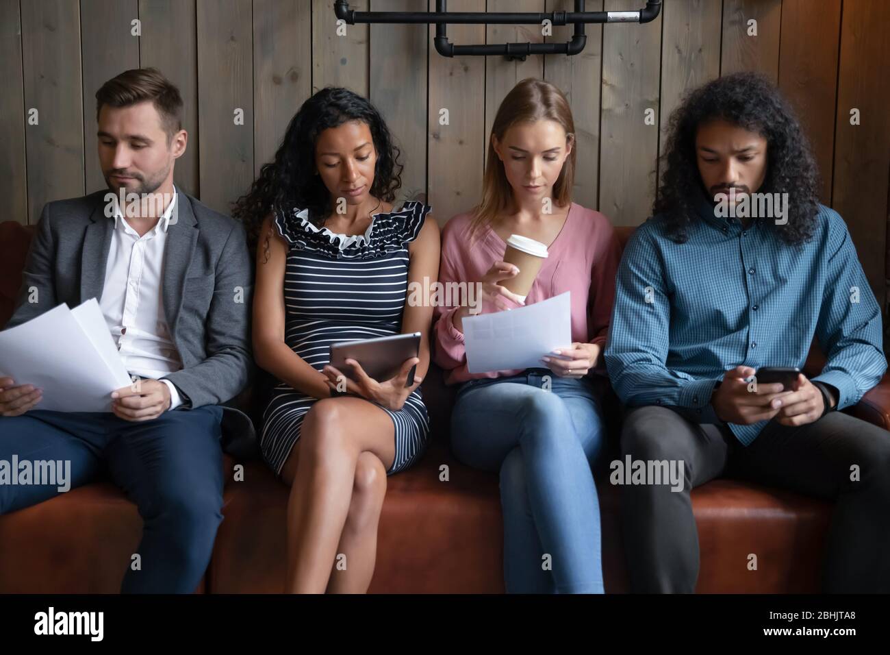 Les jeunes multiraciaux attendent en ligne pour l'entrevue d'emploi Banque D'Images