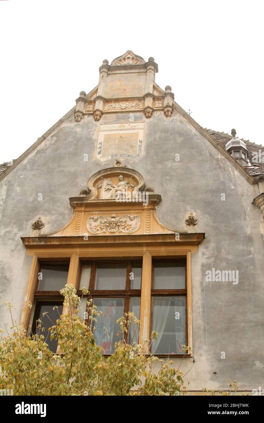 Maison avec des éléments architecturaux uniques dans la vieille ville de Sibiu, Roumanie Banque D'Images