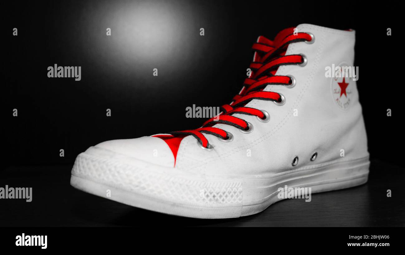 Sneakers Converse All Star, rouge et blanc, rétro. Banque D'Images