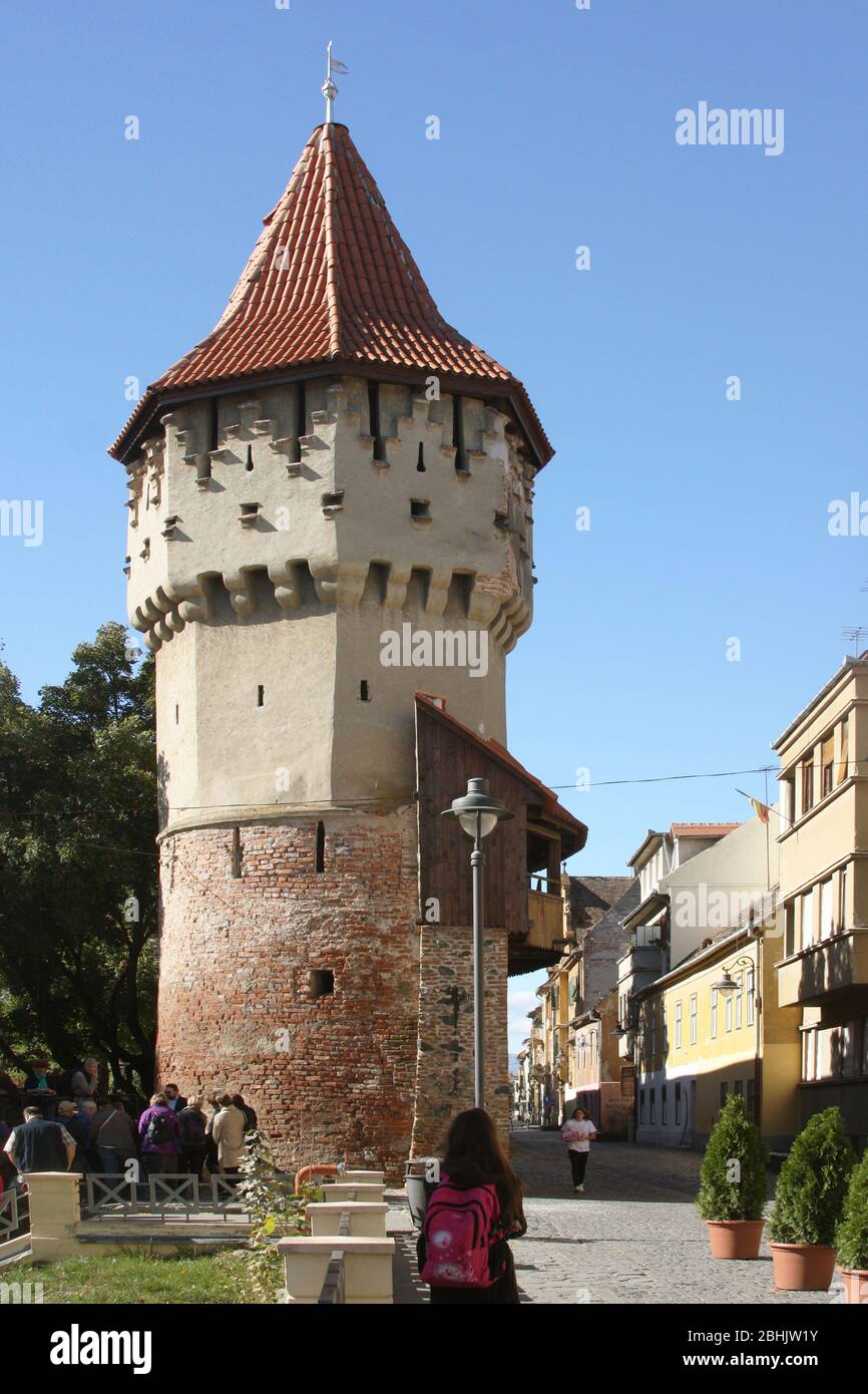 La tour des charpentiers du XIIIe siècle, qui fait partie du système de fortification autour de la vieille ville de Sibiu, Roumanie Banque D'Images
