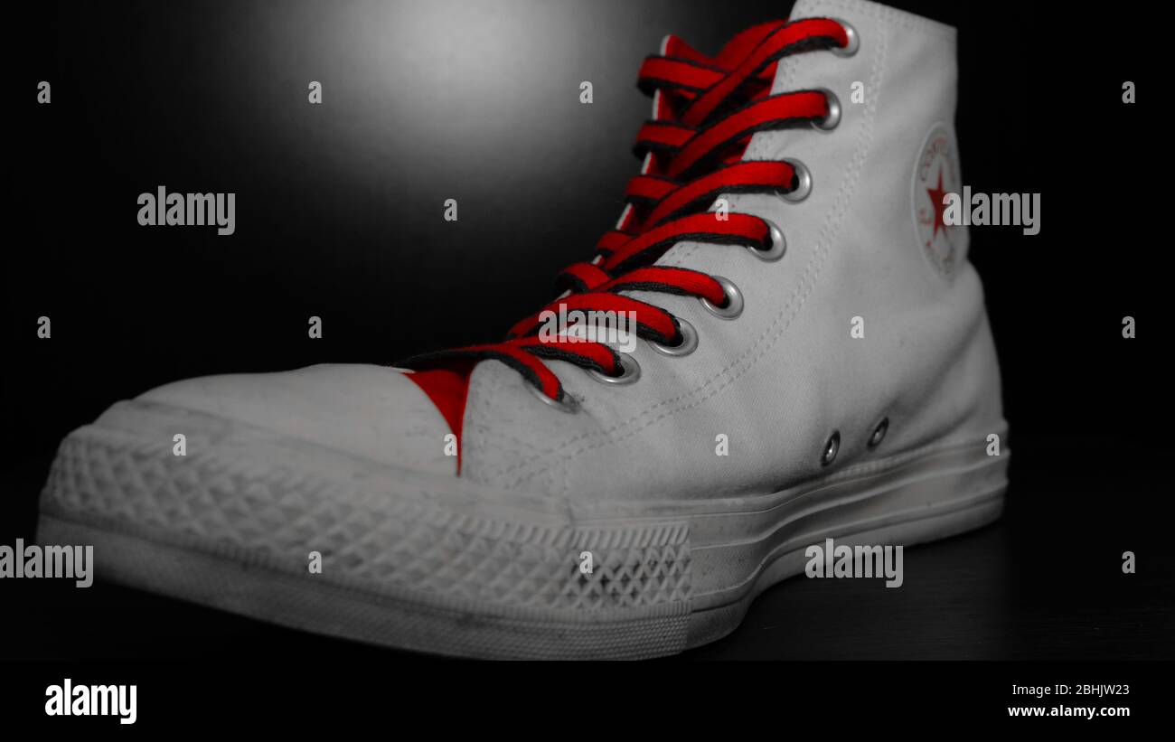 Sneakers Converse All Star, rouge et blanc, rétro. Banque D'Images