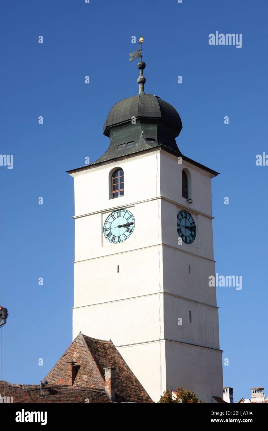Sibiu, Roumanie. La Tour du Conseil du XIIIe siècle (Turnul Sfatului) sur la petite place de la vieille ville. Banque D'Images