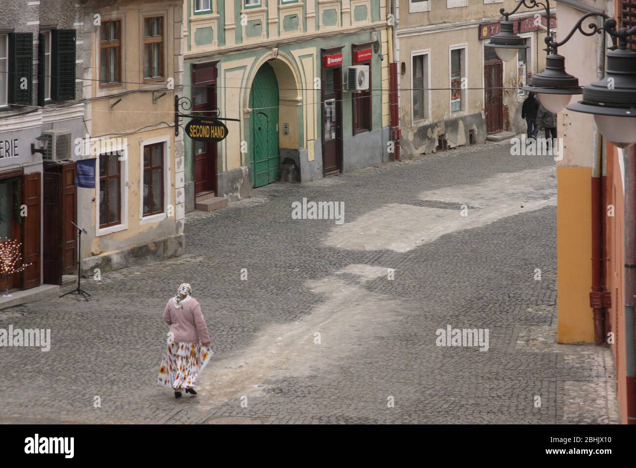 Sibiu, Roumanie. Femme tsigane dans la vieille ville. Banque D'Images
