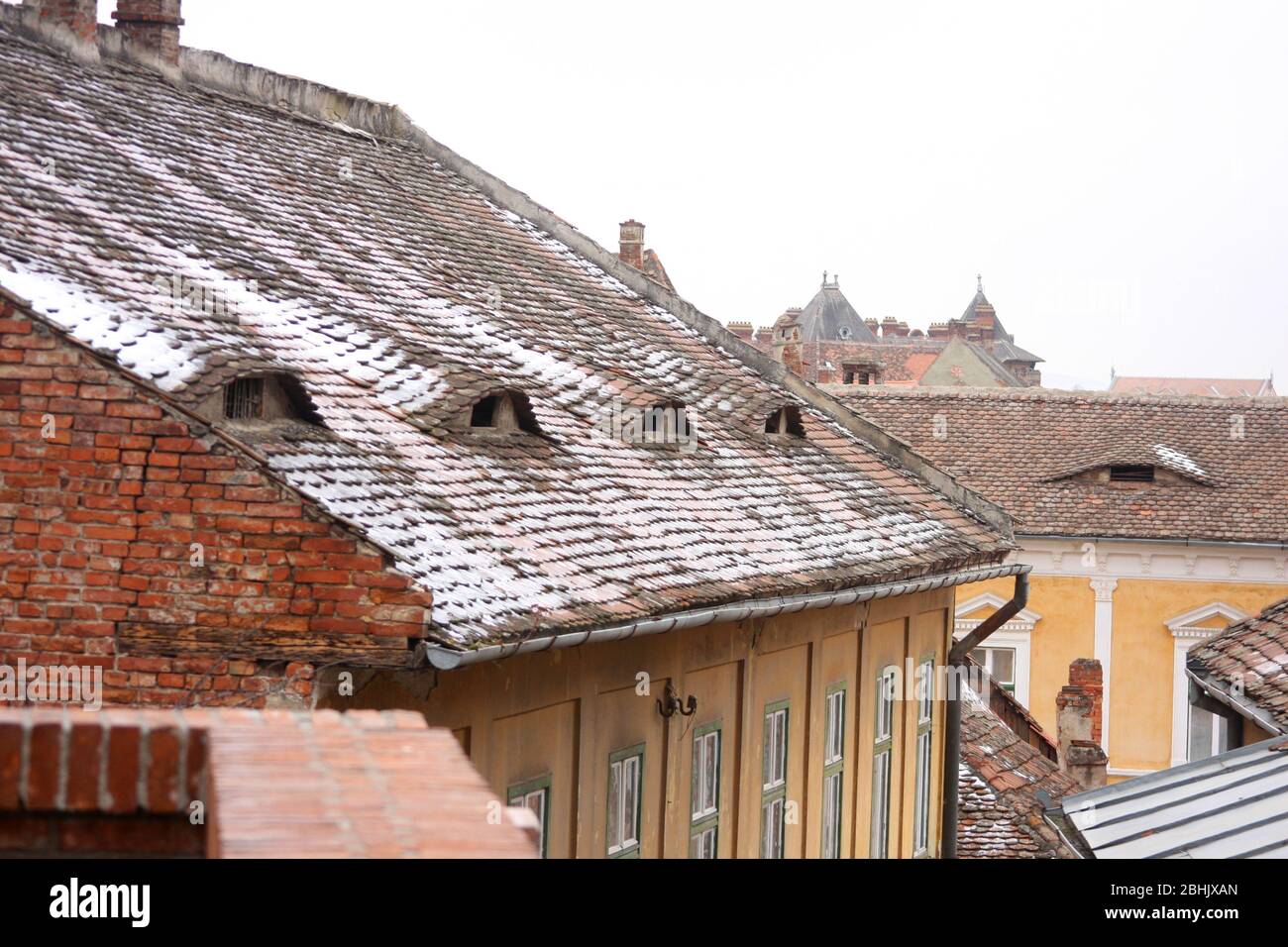Sibiu, Roumanie. Bâtiments d'origine saxons avec toits en tuiles dans la vieille ville. Banque D'Images