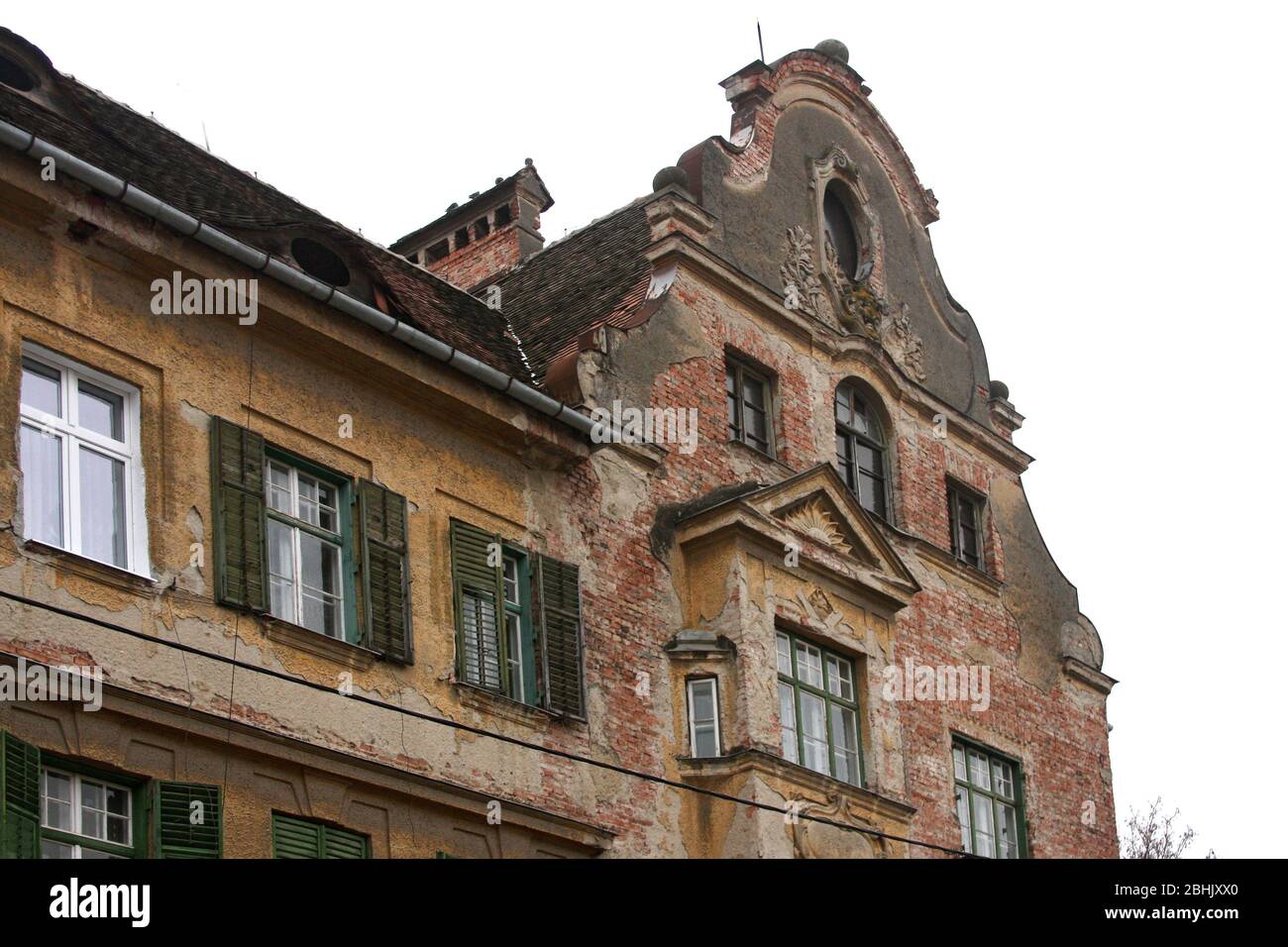 Sibiu, Roumanie. Maison massive 1900 construite sur quatre constructions anciennes plus petites. Façade en brique avec de nombreux ornements architecturaux. Banque D'Images