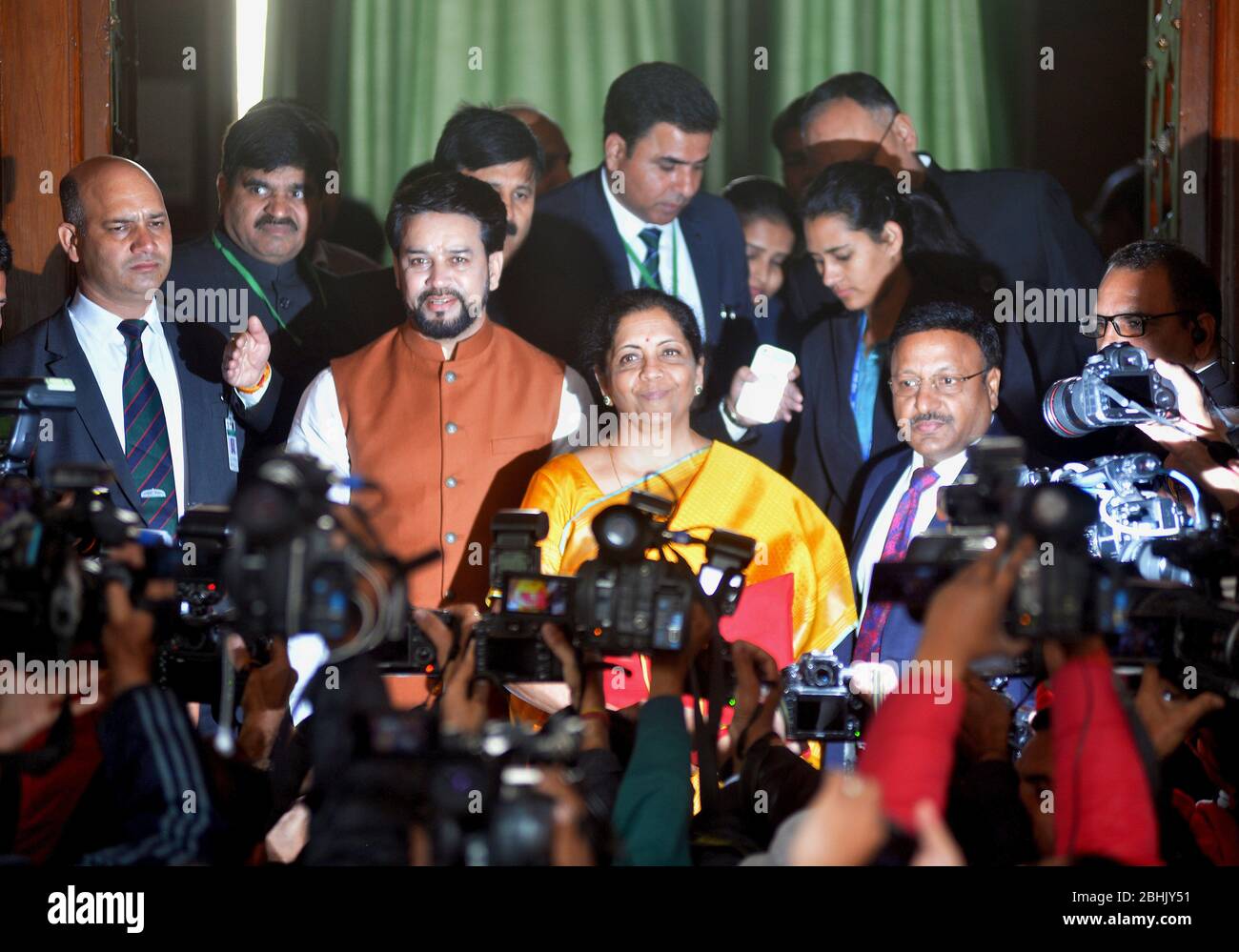 Le ministre des Finances des Indiens Nirmala Sitharaman, à droite, et le ministre des Finances junior, Anurag Thakur, arrivent à la maison du parlement pour présenter le bu fédéral Banque D'Images