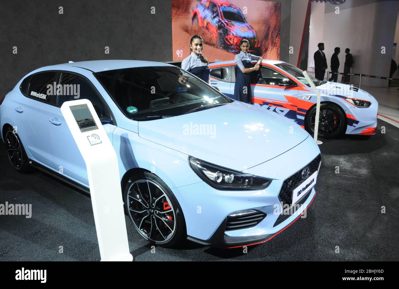 Les modèles sont à côté d'une nouvelle voiture conçue introduite par Hyundai Motors en Inde, économie, industrie, coréen, auto Expo 2020 qui opene Banque D'Images