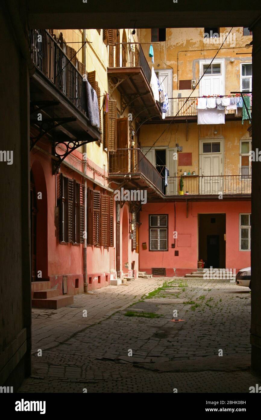 Cour intérieure partagée par plusieurs locataires de la vieille ville de Brasov, Roumanie. Passage entre maisons adjacentes construites comme fortification. Banque D'Images
