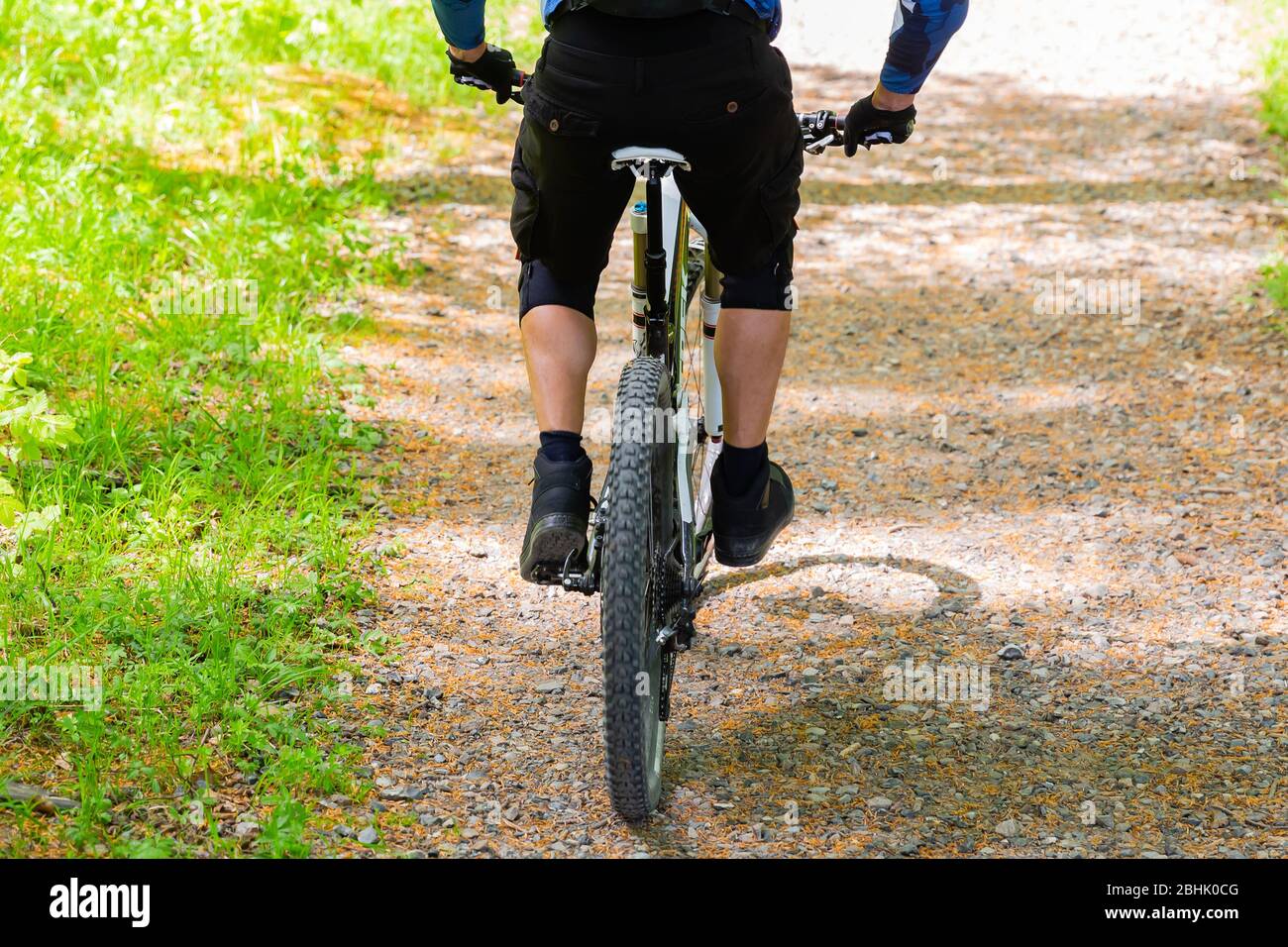 homme qui monte sur un vtt sur un sentier forestier Banque D'Images