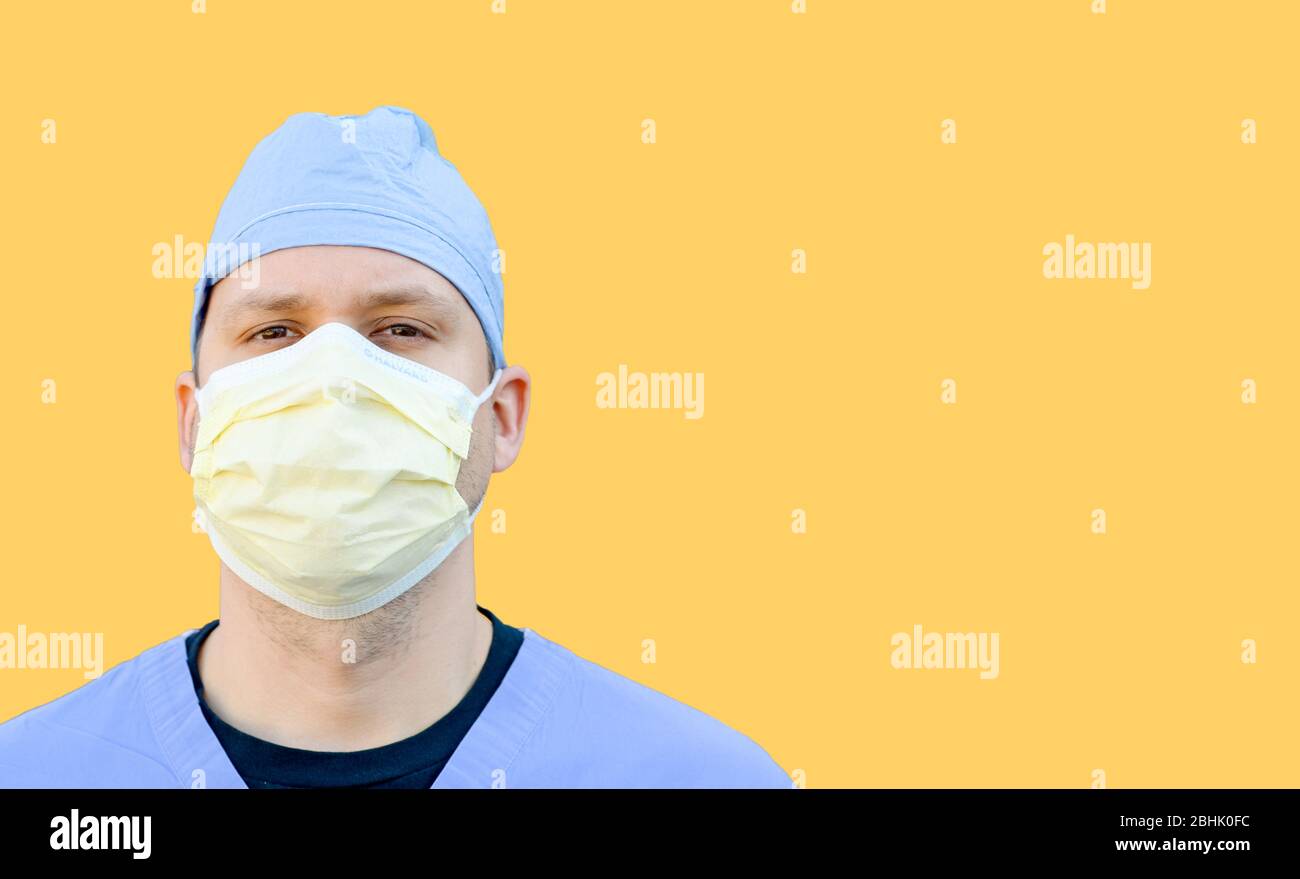 Médecin en gommage portant un masque médical isolé sur un fond jaune copie espace pour le texte. Photo vide Covid-19 pour ajouter des mots. Banque D'Images