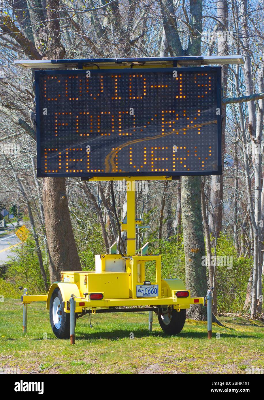 Un panneau routier pendant l'arrêt de Covid 19 sur Cape Cod, Massachusetts, États-Unis Banque D'Images