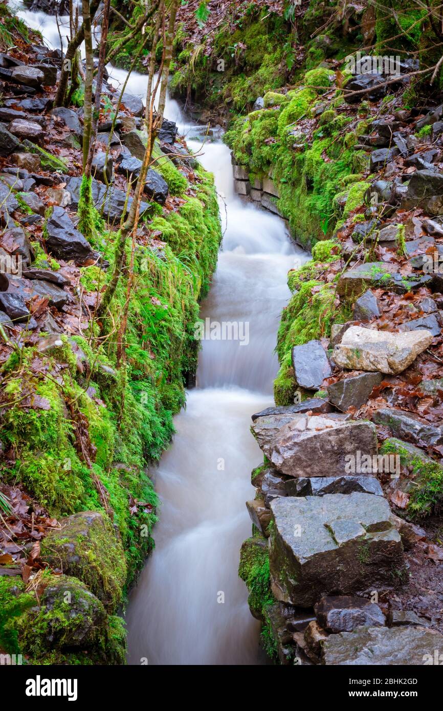 Une cascade rocheuse à pas étroit sur le sentier Elidir; dans les Brecon Beacons, au Pays de Galles. Exposition longue Banque D'Images