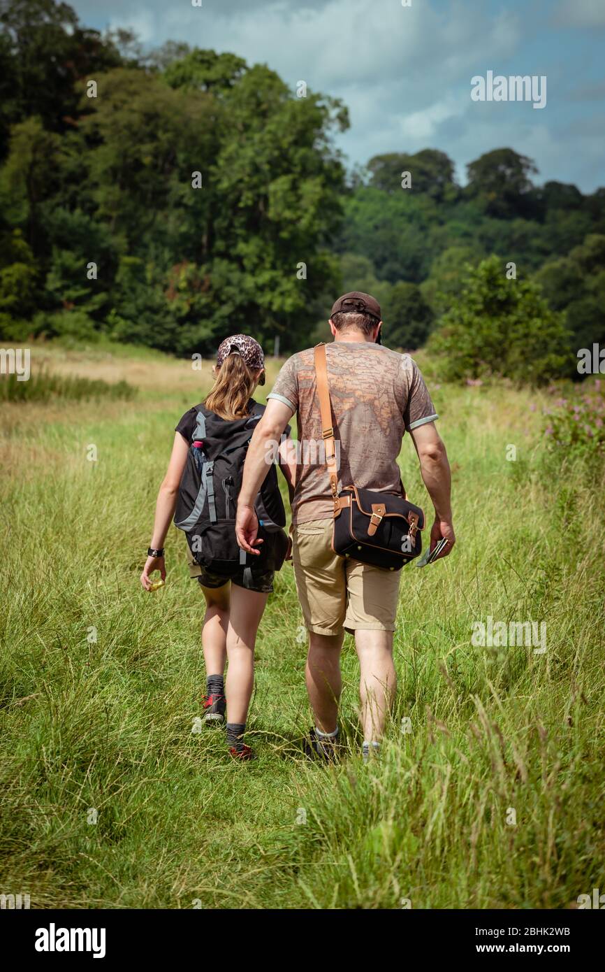 Père et fille lors d'une randonnée en famille dans la campagne britannique avec des sacs Banque D'Images