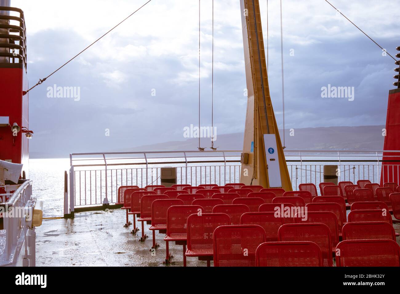 La terrasse vide d'un ferry Calmac pour passagers et voitures qui se rend des îles écossaises à la baie de Wemyss sur le continent Banque D'Images