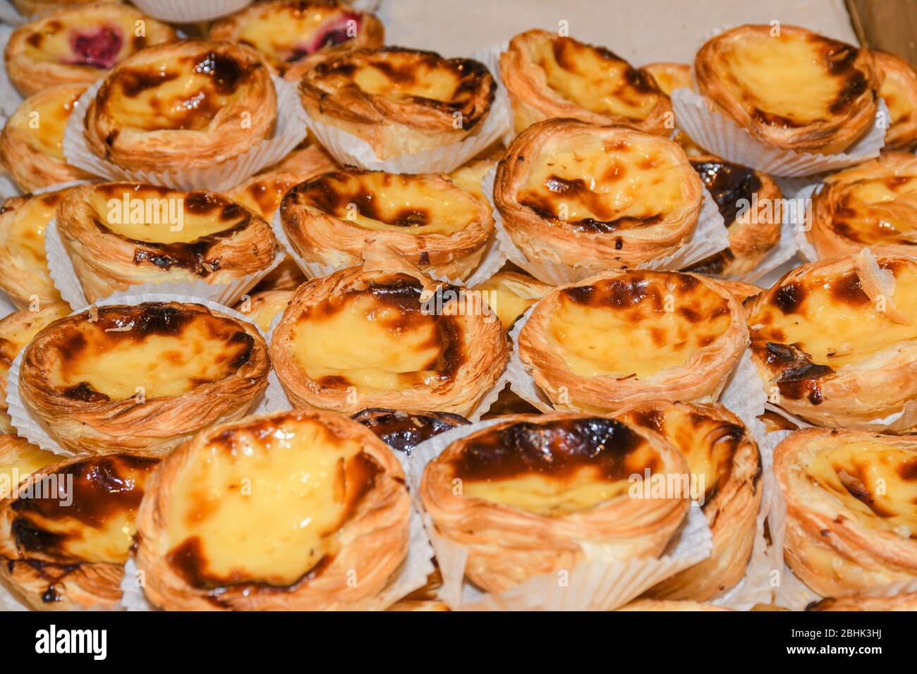 Pasteis de nata, pastel de nata, également connu sous le nom de tarte à la crème portugaise, est une pâtisserie portugaise à la tarte aux œufs saupoudrée de cannelle. Banque D'Images