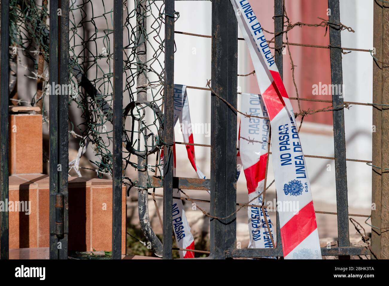 Un dangereux, une zone de déroute rugueuse avec des portes rouillées, un verre cassé, des bandes de police espagnoles après le crime Banque D'Images