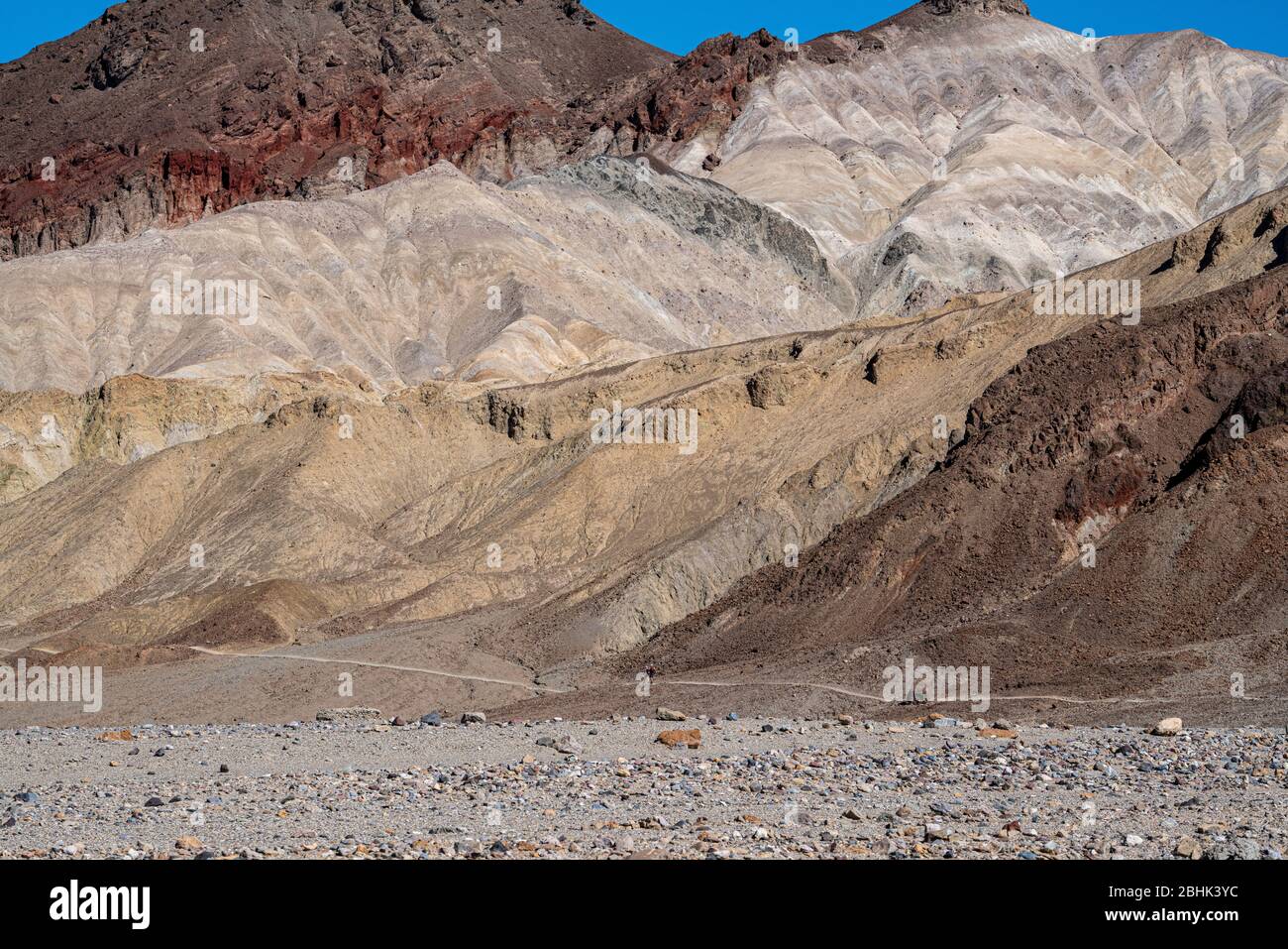 Couches de couleur dans les montagnes de la Vallée de la mort National Parc avec un sentier de randonnée visible à la base fournissant perspective Banque D'Images