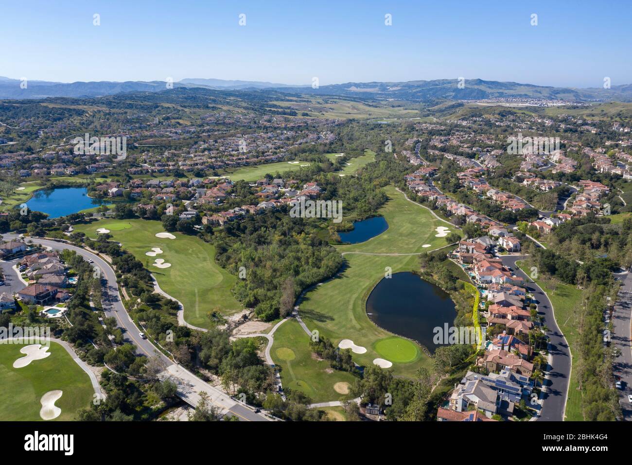 Vue aérienne au-dessus du développement de Coya et du parcours de golf dans le comté d'Orange, Californie Banque D'Images