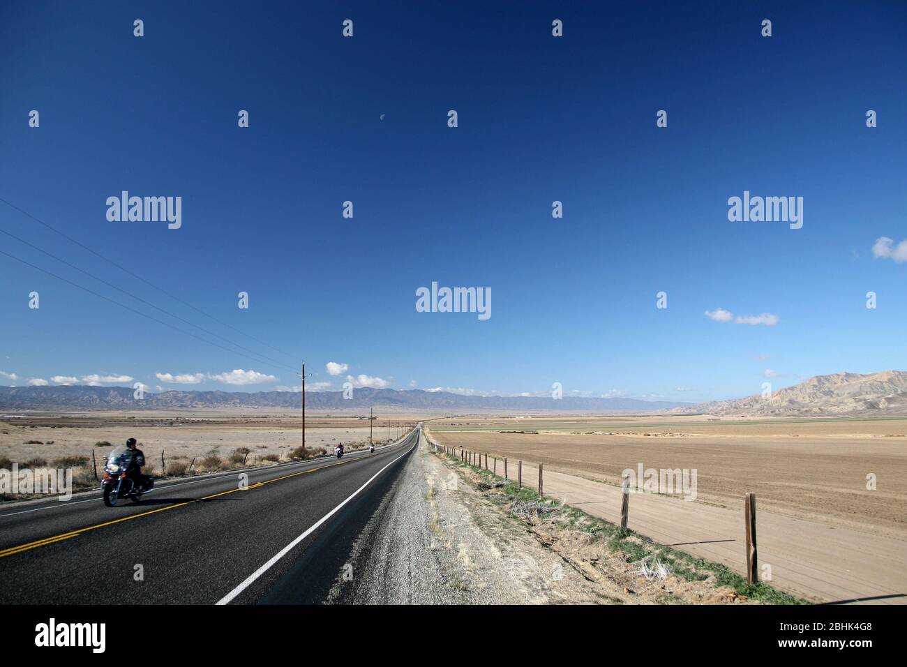 Motos le long de l'autoroute 166 longeant la vallée de Cuyama, au centre de la Californie Banque D'Images