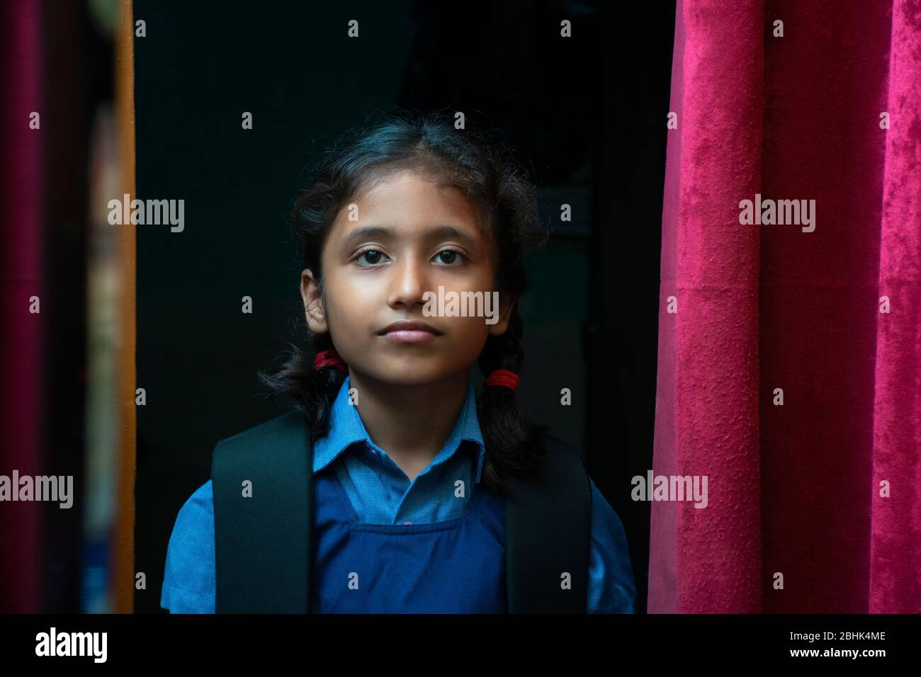 enfant de l'école debout avec un sac à la porte Banque D'Images
