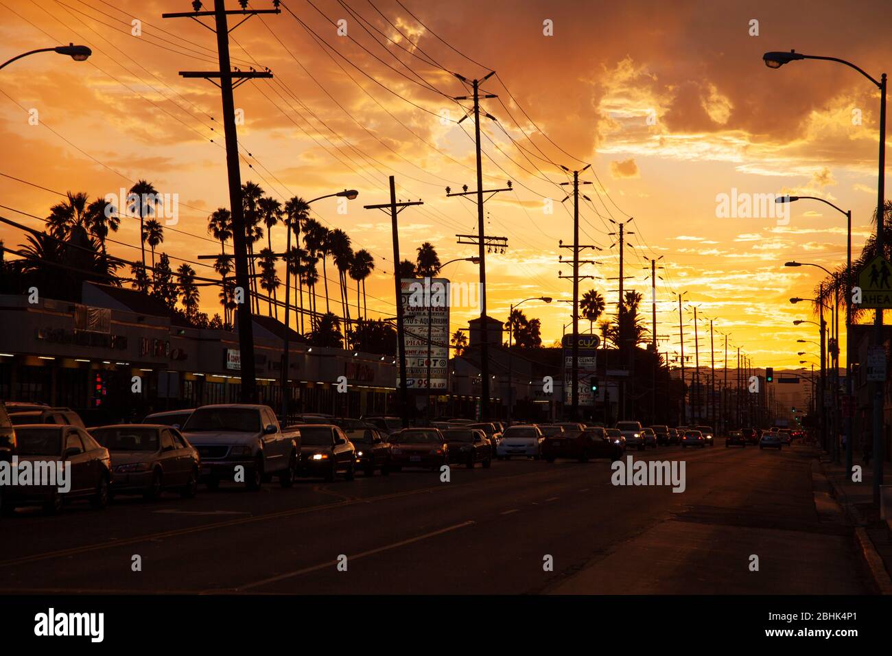 Trafic lourd avec des voitures alignées sur le boulevard Santa Monica à Hollywood, Los Angeles, Californie avec un spectaculaire coucher de soleil Banque D'Images