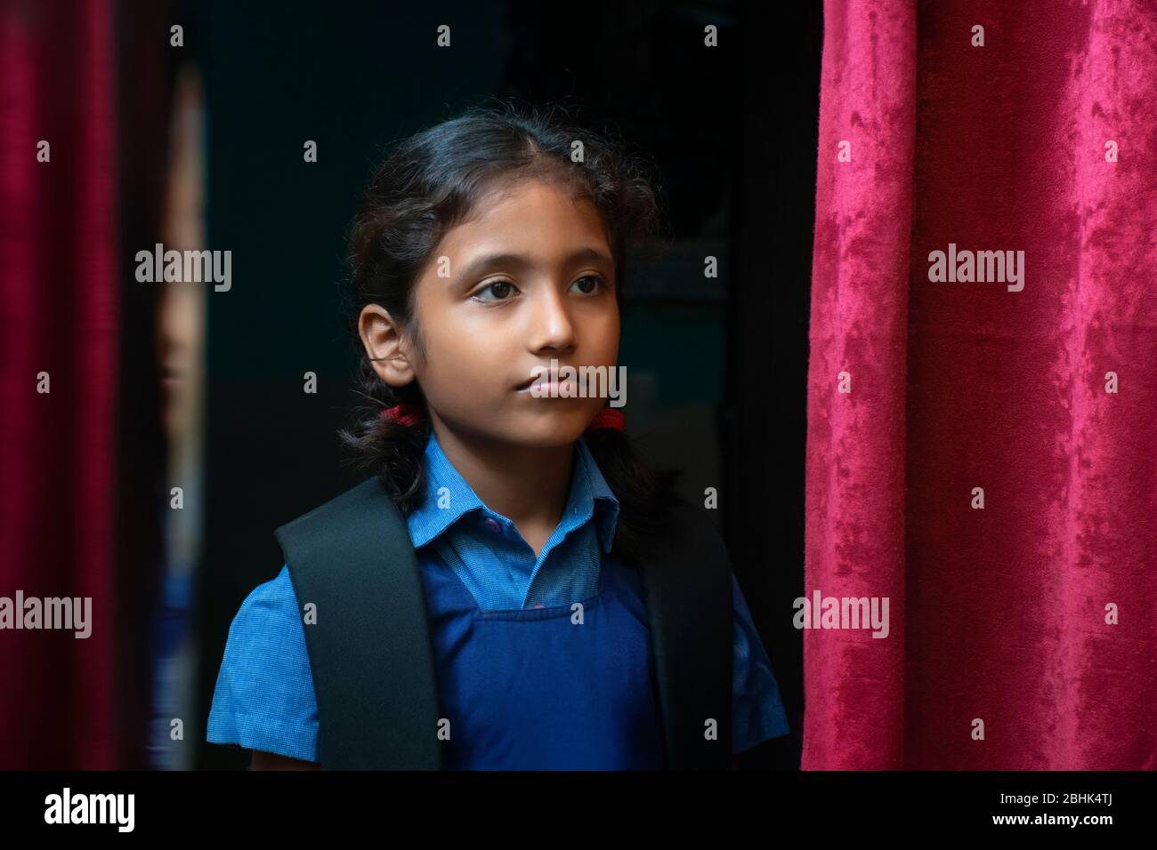 enfant de l'école debout avec un sac à la porte Banque D'Images