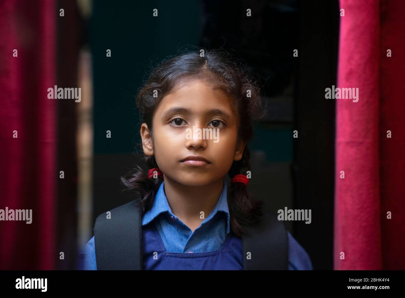 enfant de l'école debout avec un sac à la porte Banque D'Images