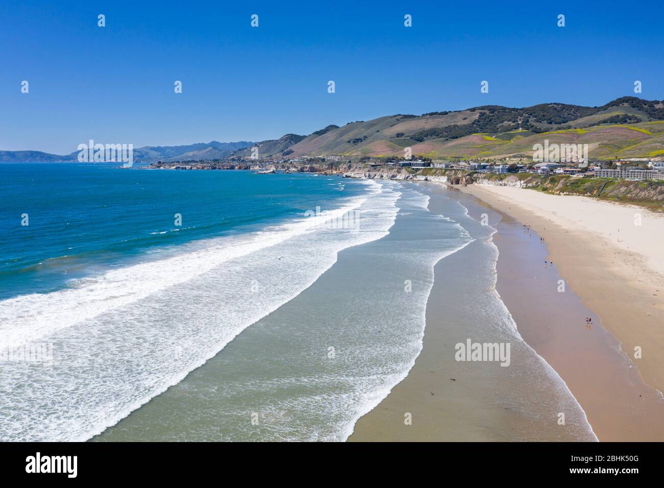 Vue aérienne de jour cristalline sur les vagues de l'océan Pacifique à Pismo Beach, Californie Banque D'Images