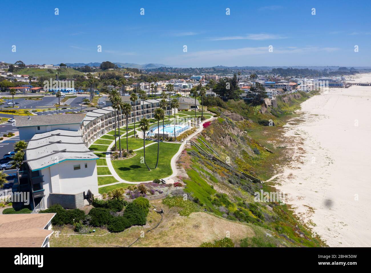 Vue aérienne de Pismo Beach avec Kon Tiki Inn en premier plan Banque D'Images
