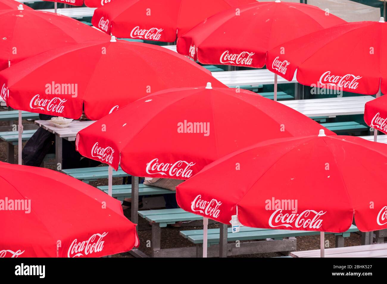 Parasols Coca-Cola à l'extérieur d'une station balnéaire Photo Stock - Alamy