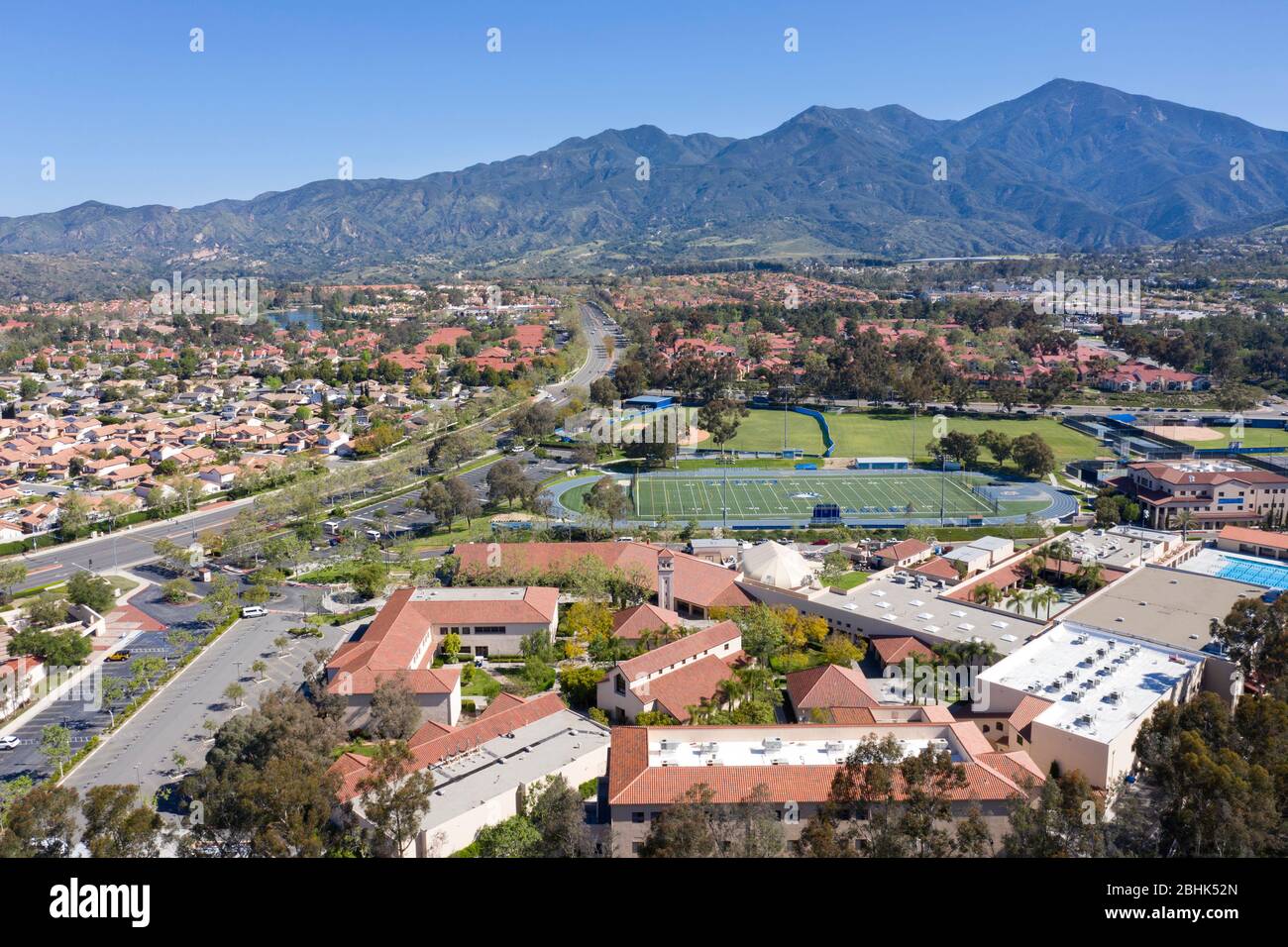 Vue aérienne au-dessus de l'école secondaire Santa Margarita dans le comté d'Orange, en Californie Banque D'Images