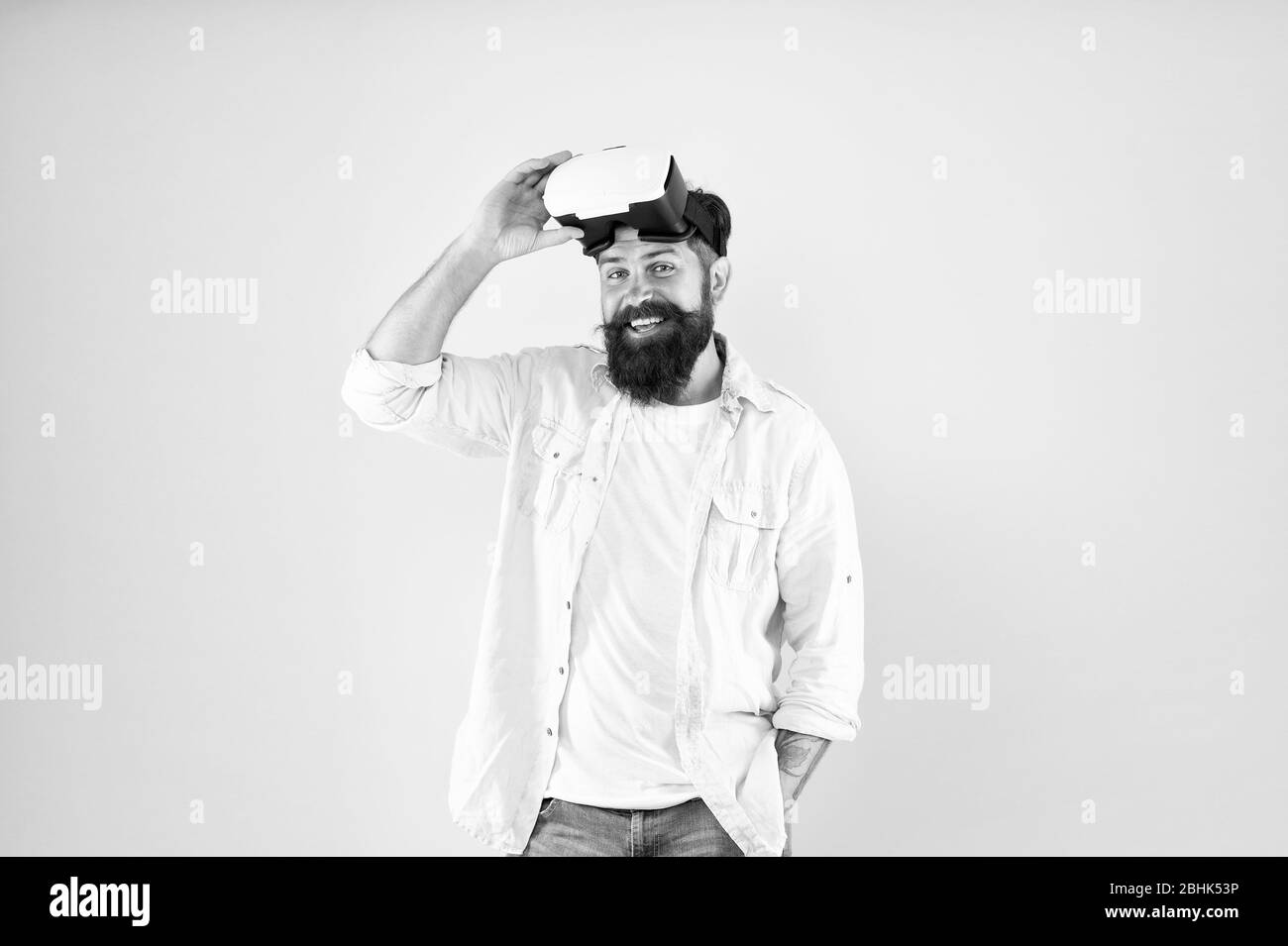 L'espace numérique. Divertissement. Test de logiciels. Homme barbu fond jaune lunettes vr. Créer propre réalité. Avenir numérique et l'innovation. Développement de technologies numériques. De petites bibliothèques d'applications. Banque D'Images