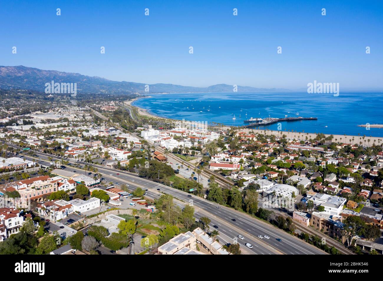 Vue aérienne sur Santa Barbara avec la plage et Stearns Wharf par une journée ensoleillée et claire Banque D'Images