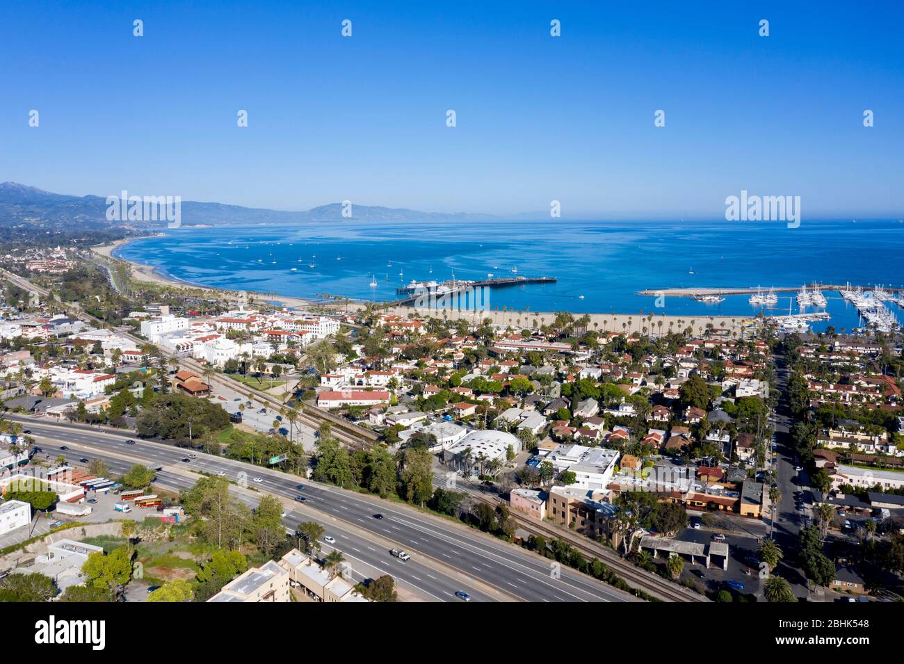 Vue aérienne sur Santa Barbara avec la plage et Stearns Wharf par une journée ensoleillée et claire Banque D'Images