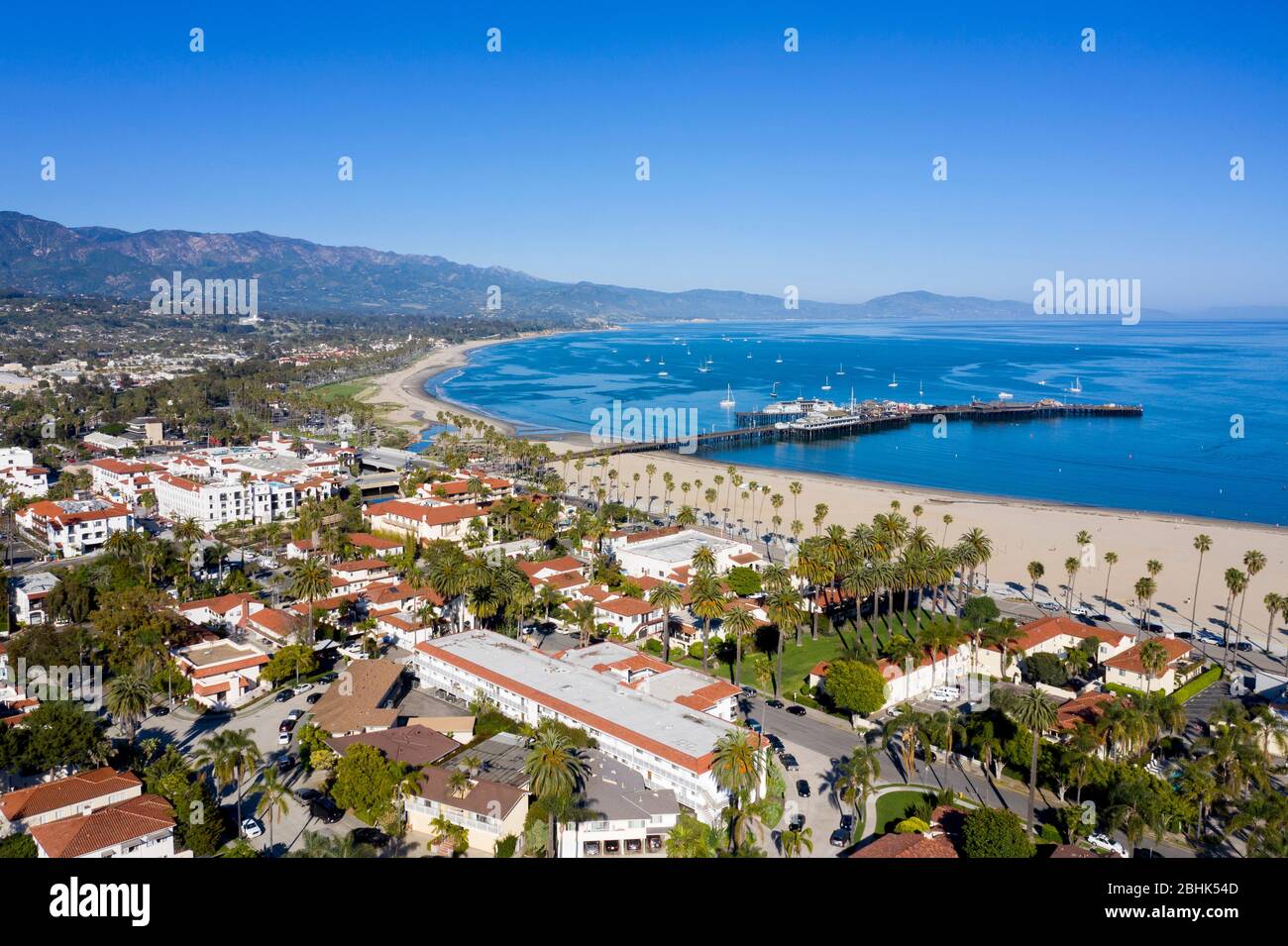 Vue aérienne sur Santa Barbara avec la plage et Stearns Wharf par une journée ensoleillée et claire Banque D'Images